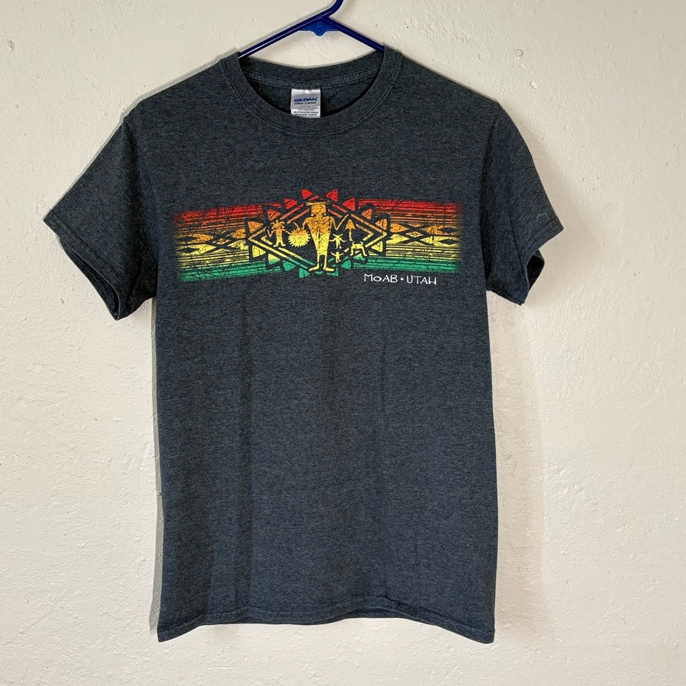 Moab Utah Gray Graphic T-Shirt with Colorful Design‎